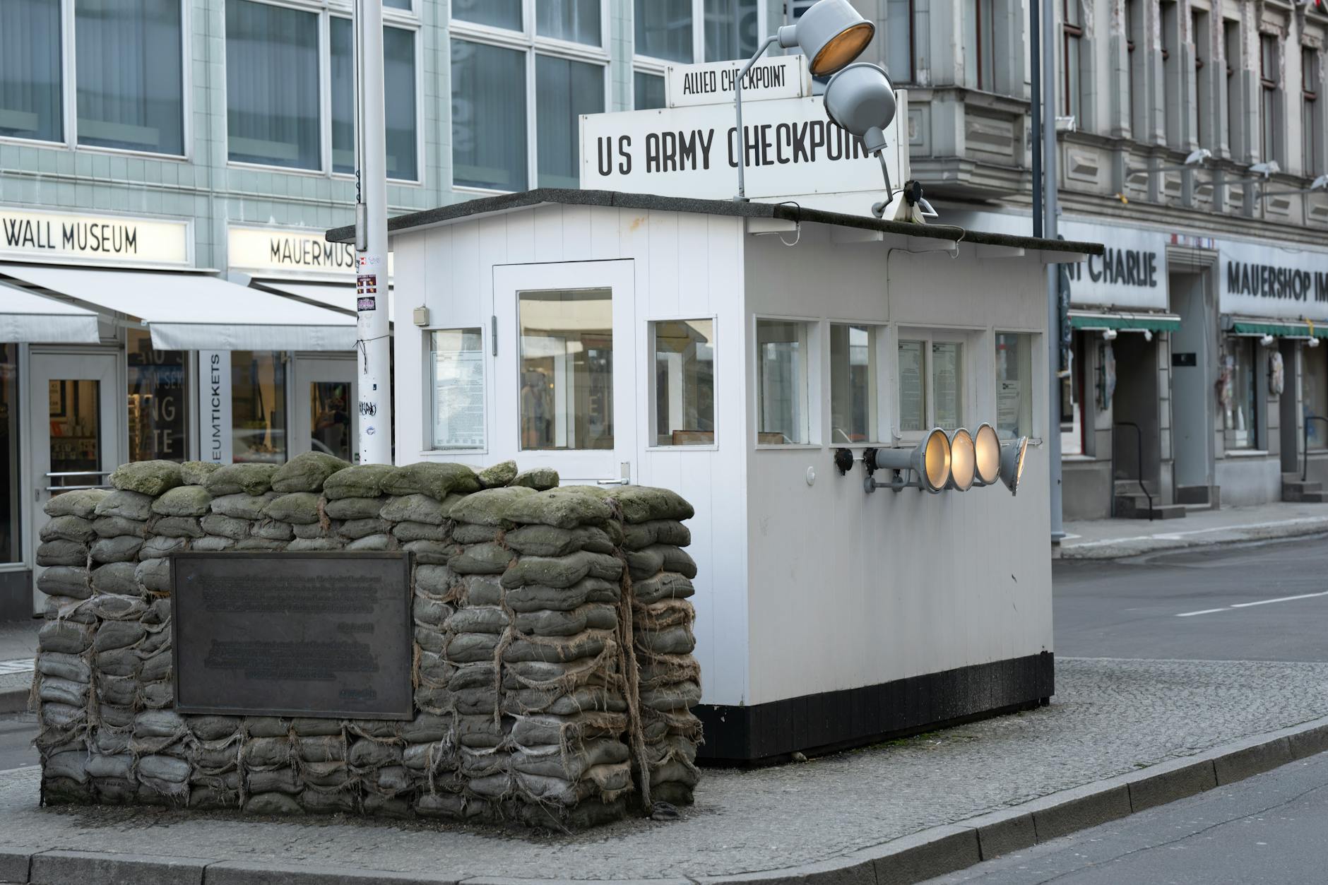Historyczny punkt kontrolny US Army w Berlinie przy dawnej granicy