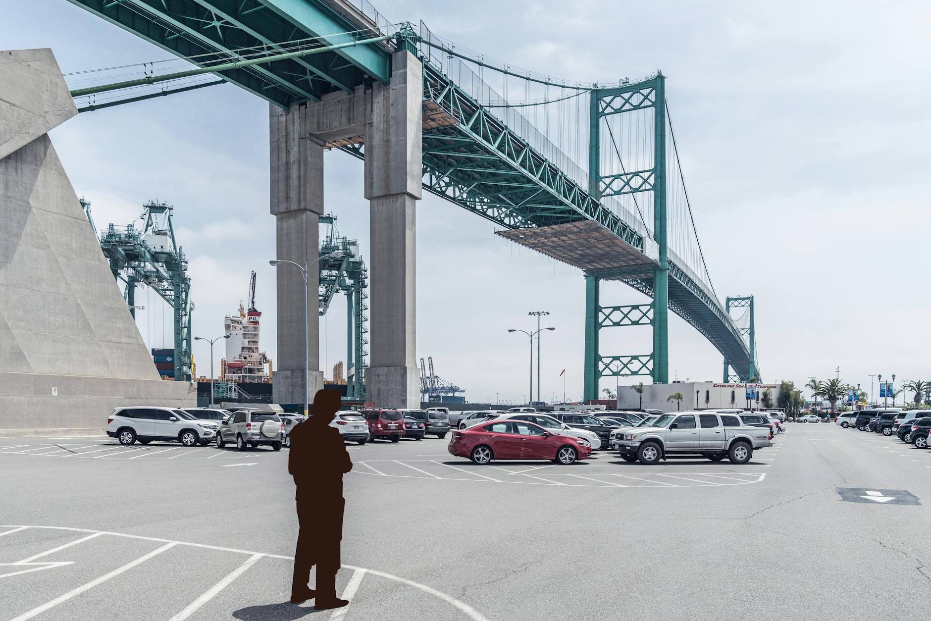 Most wiszący nad parkingiem pełnym samochodów i ciężarówek