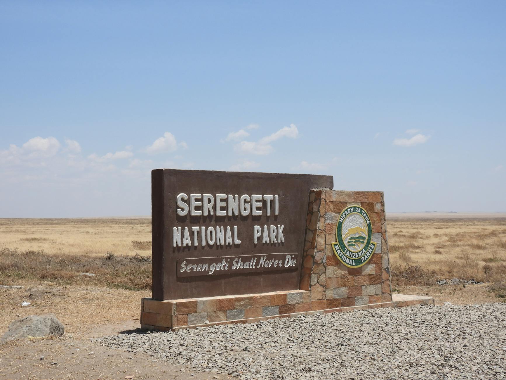 Tablica Serengeti National Park na tle rozległej sawanny