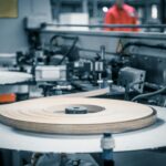 Relokacja maszyn w hali: jak zacząć bez stresu Nowoczesna maszyna przemysłowa w hali produkcyjnej podczas pracy