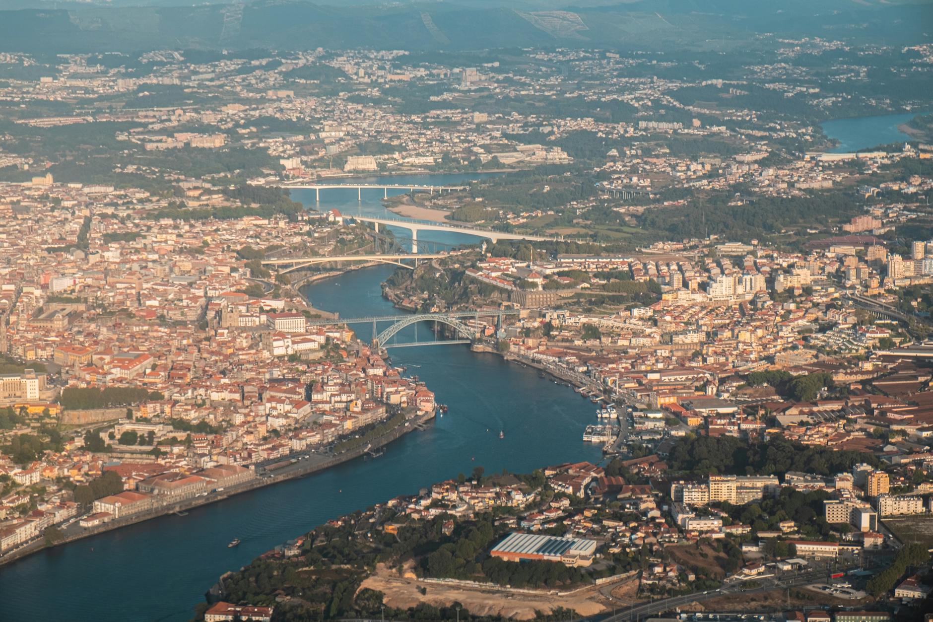 Panorama Porto z lotu ptaka z rzeką Douro i mostami