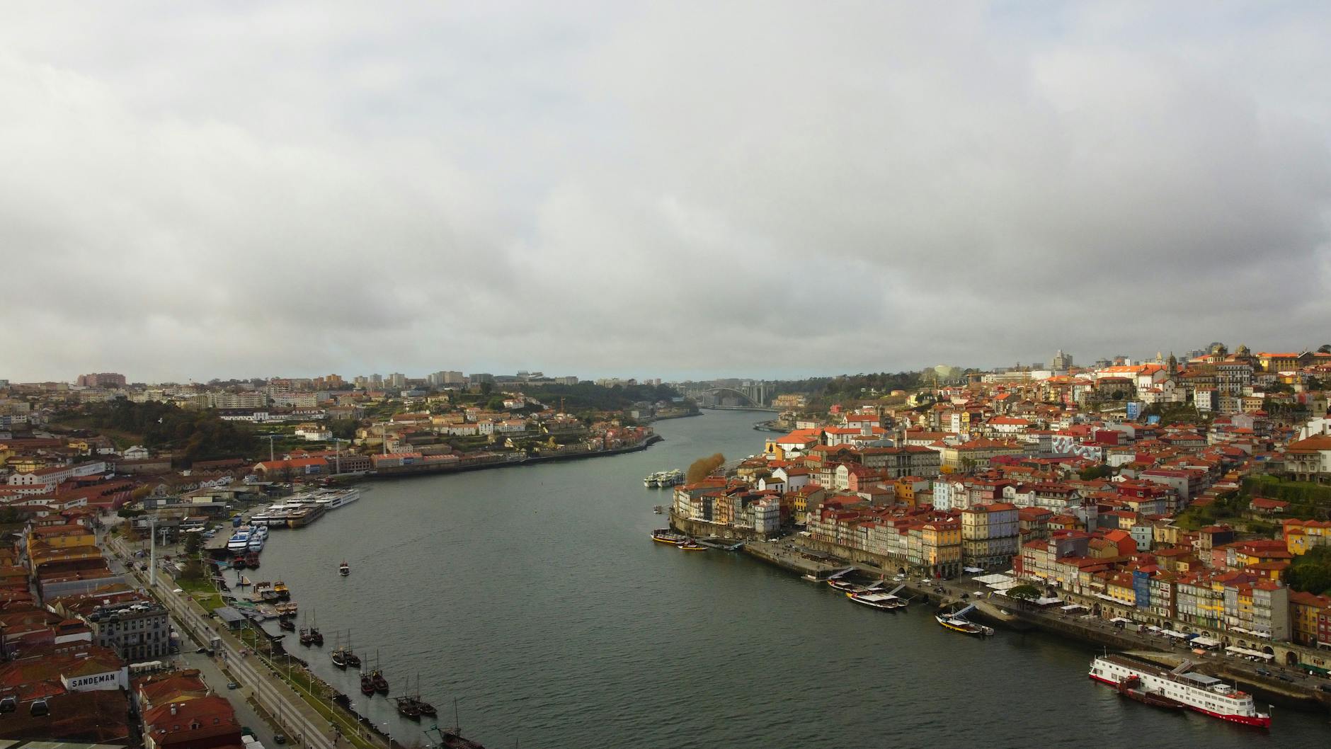 Panorama Porto z lotu ptaka z rzeką Douro i zabytkowymi kamienicami
