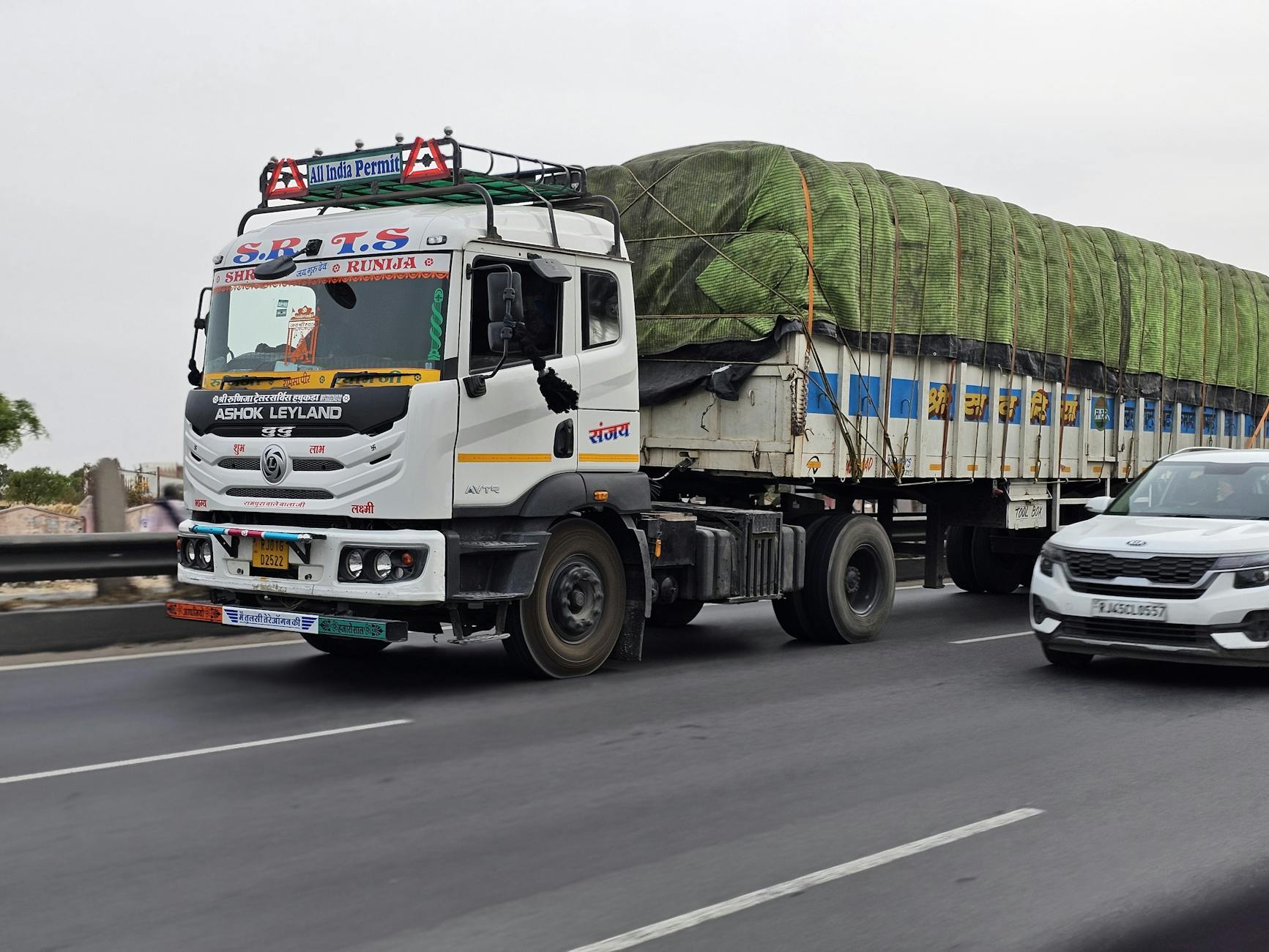 Ciężarówka Ashok Leyland z naczepą na ruchliwej autostradzie