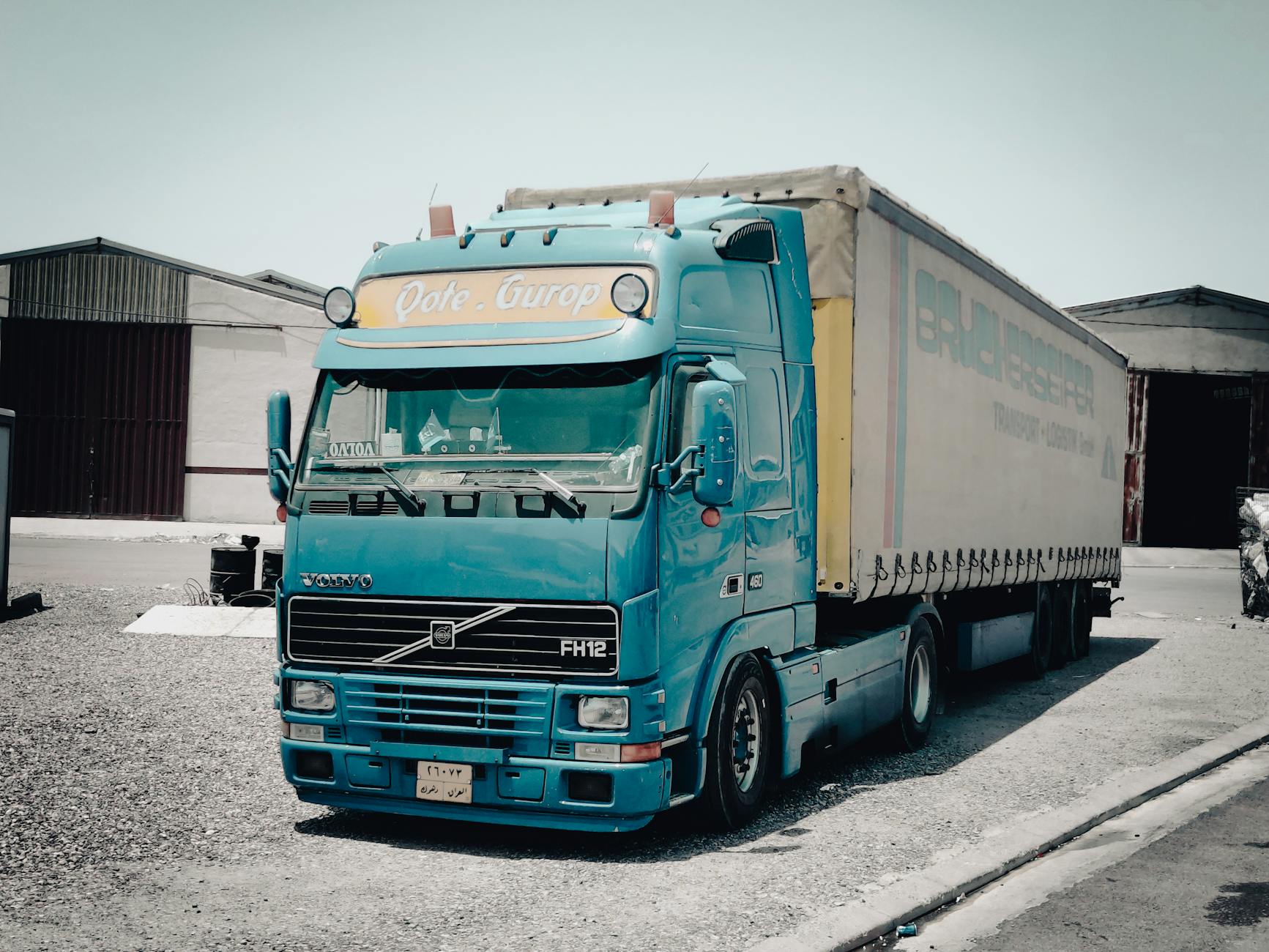 Niebieska ciężarówka Volvo przy magazynie w austriackiej strefie przemysłowej