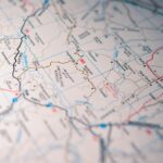 Zbliżenie na papierową mapę drogową z zaznaczonymi trasami i autostradami