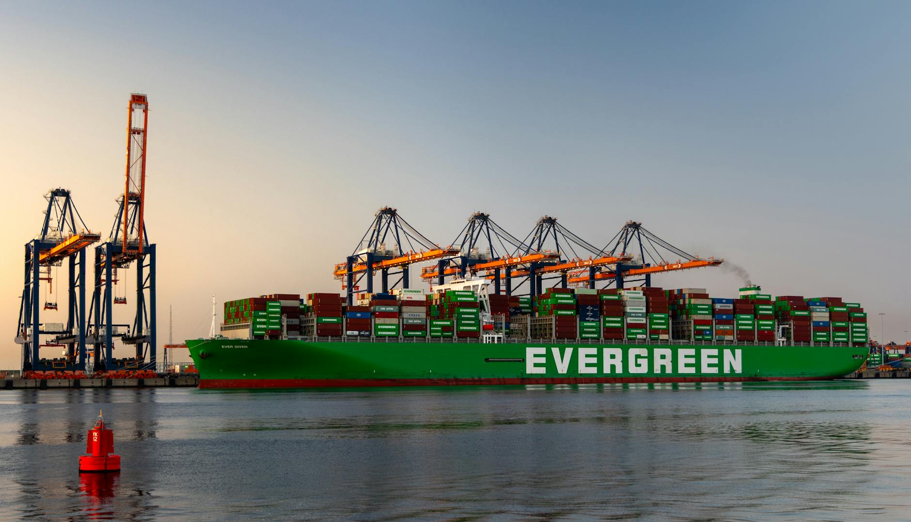Kontenerowiec Evergreen przy nabrzeżu portu w Rotterdamie