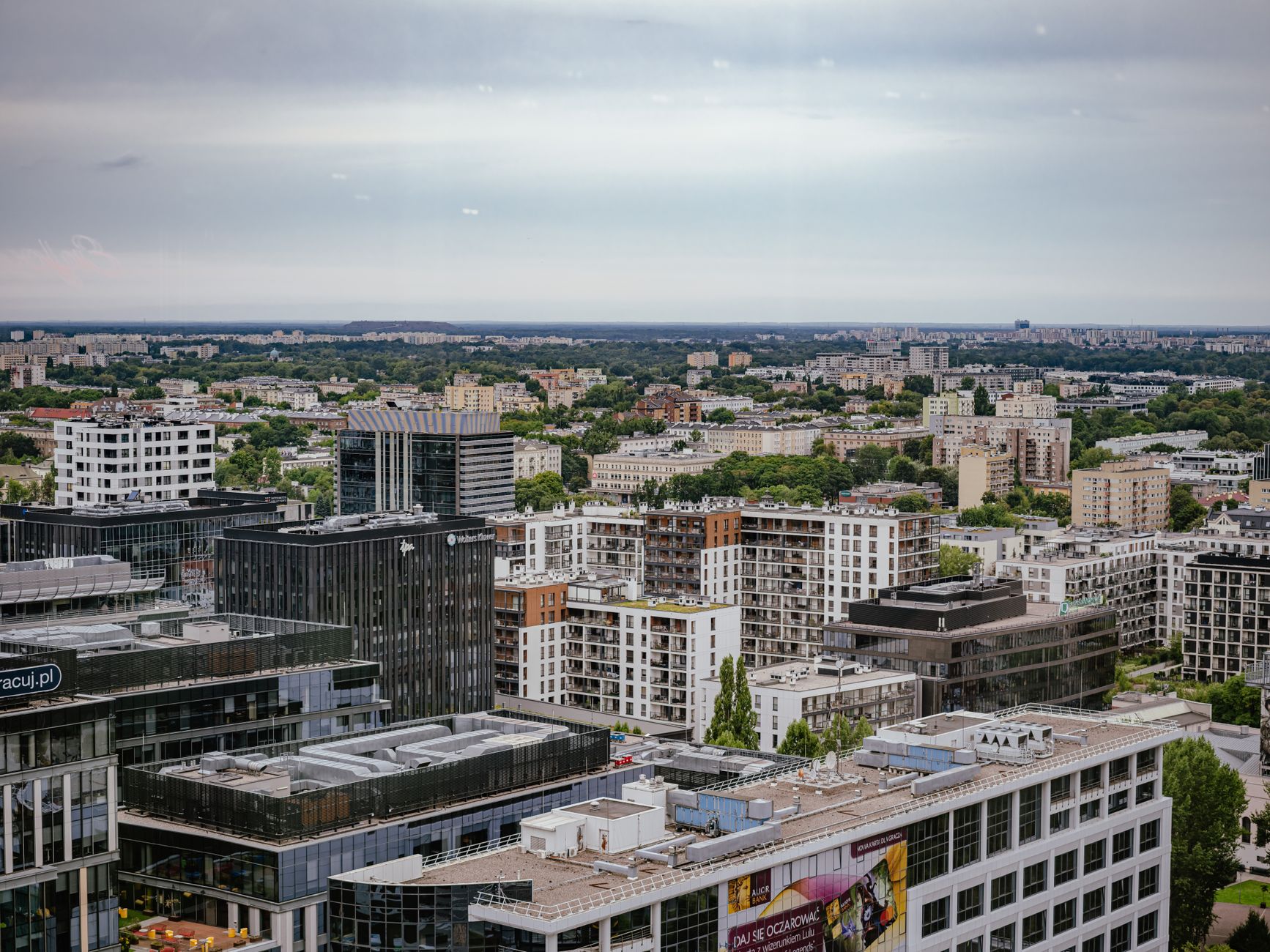 Panorama Warszawy z lotu ptaka z nowoczesną i mieszkalną zabudową